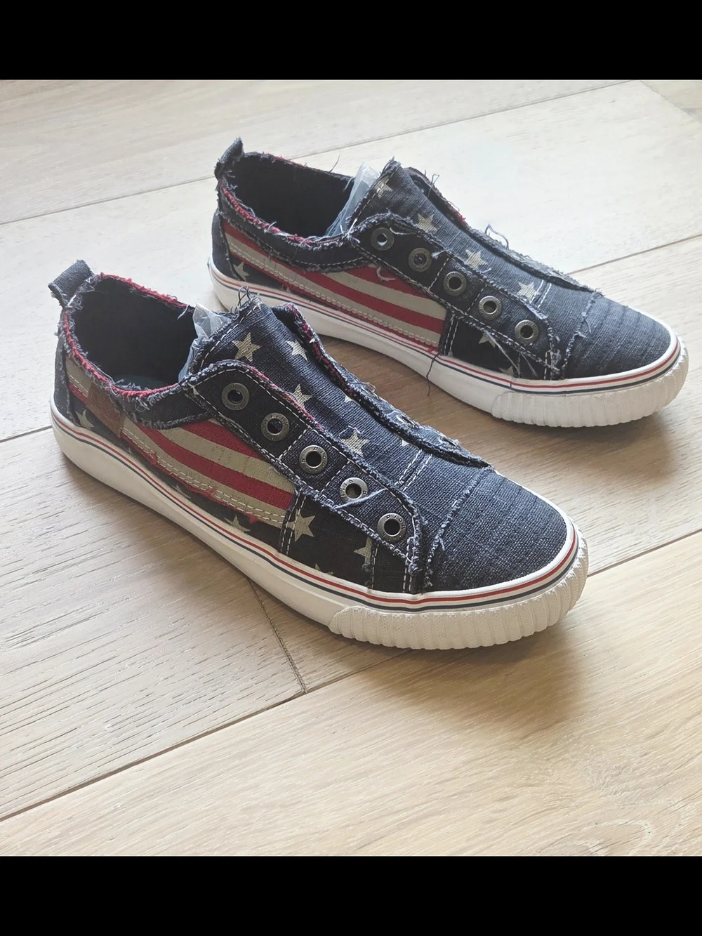 Casual Slip-On Stars & Stripes Canvas Sneakers - Women's Size 8.5 - Picture 1 of 8
